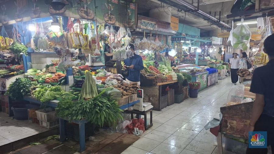 Harga beberapa sembako di Pasar Tebet Barat, Jakarta Selatan terpantau cenderung normal pada Kamis (22/1/2026). (CNBC Indonesia/Chandra)