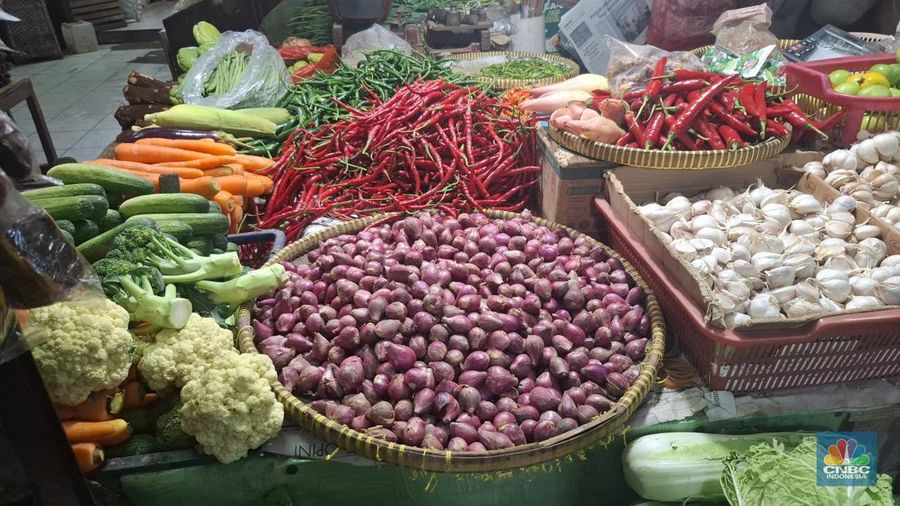 Harga beberapa sembako di Pasar Tebet Barat, Jakarta Selatan terpantau cenderung normal pada Kamis (22/1/2026). (CNBC Indonesia/Chandra)