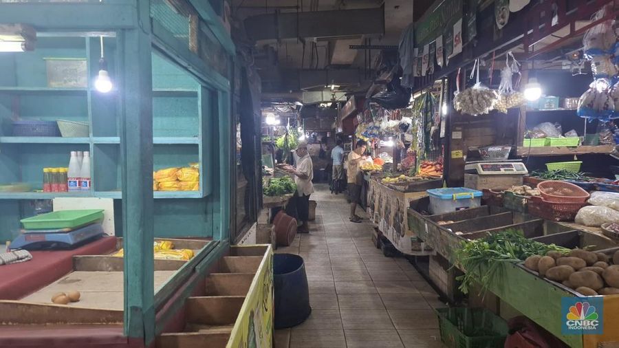 Harga beberapa sembako di Pasar Tebet Barat, Jakarta Selatan terpantau cenderung normal pada Kamis (22/1/2026). (CNBC Indonesia/Chandra)