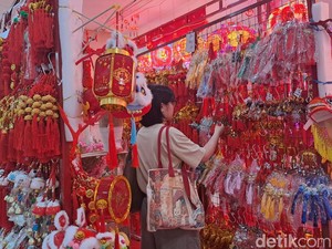 Hiasan Imlek Mulai Diburu Warga di Pasar Atom Surabaya