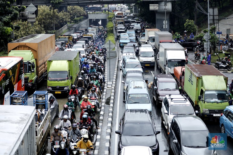 Hujan deras mengguyur Jakarta menyebabkan banjir menggenangi ruas jalan Panjaitan, tepatnya di lajur kiri dari arah Cawang menuju Kebon Nanas, Jakarta, Kamis (22/1/2026). (CNBC Indonesia/Tri Susilo)
