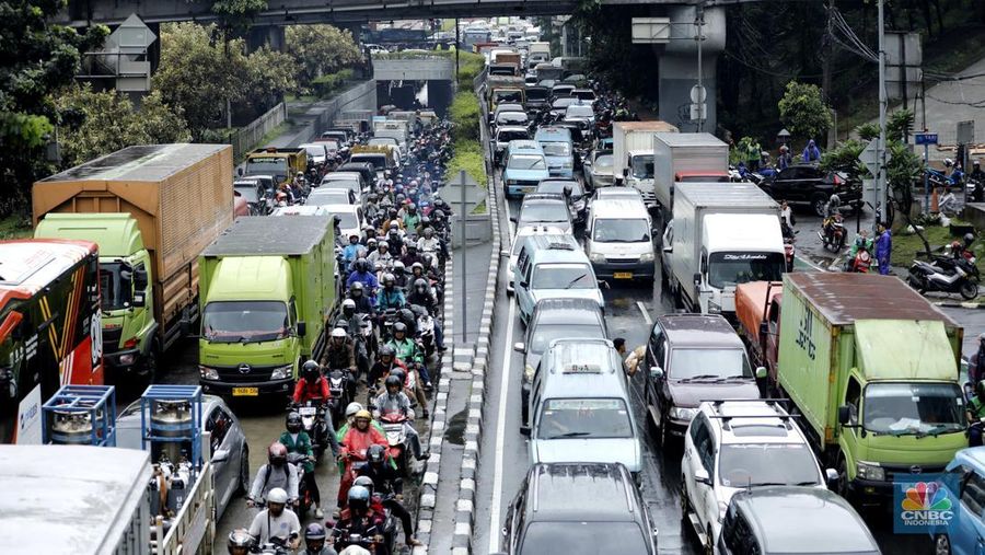 Hujan deras mengguyur Jakarta menyebabkan banjir menggenangi ruas jalan Panjaitan, tepatnya di lajur kiri dari arah Cawang menuju Kebon Nanas, Jakarta, Kamis (22/1/2026). (CNBC Indonesia/Tri Susilo)