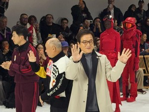 Jackie Chan Hebohkan Panggung Fashion di Milan