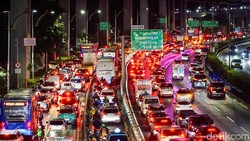 Video: Jalan Gatsu dan Tol Dalam Kota Jakarta Macet Parah Malam Ini