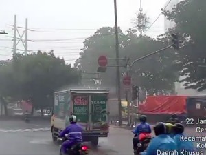 Lampu Lalin di Cengkareng Gangguan Saat Hujan Deras, Lalin Ramai