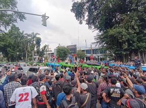 Massa Demo Sopir Angkot di Balai Kota Bogor Tutup Jalan, Lalin Macet Parah