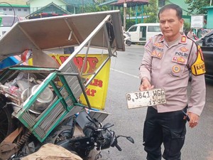 Mobil Tabrak Sepeda Motor-Gerobak Donat di Ciputat Tangsel, 1 Orang Luka