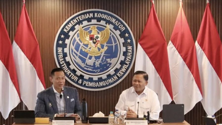 Menko Infra Agus Harimurti Yudhoyono AHY rapat koordinasi bersama dengan Kepala Badan Otorita Pengelola Pantura Jawa (BOPPJ) Didit Herdiawan Ashaf di Kantor Kemenko Infra. (Instagram/Agus Yudhoyono)