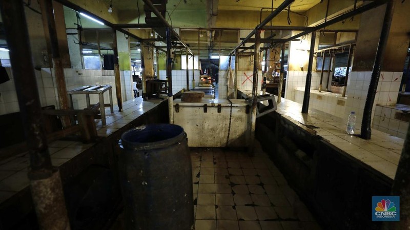 Suasana lengang di kios daging segar Pasar Kebayoran Lama, Jakarta, Kamis (22/1/2026). Kios tampak kosong lantaran sekitar 55 meja dagang yang biasanya dipenuhi pedagang daging sapi tidak berjualan. (CNBC Indonesia/Tri Susilo)