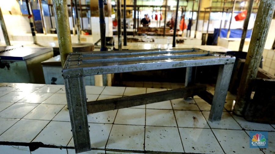 Suasana lengang di kios daging segar Pasar Kebayoran Lama, Jakarta, Kamis (22/1/2026). Kios tampak kosong lantaran sekitar 55 meja dagang yang biasanya dipenuhi pedagang daging sapi tidak berjualan. (CNBC Indonesia/Tri Susilo)