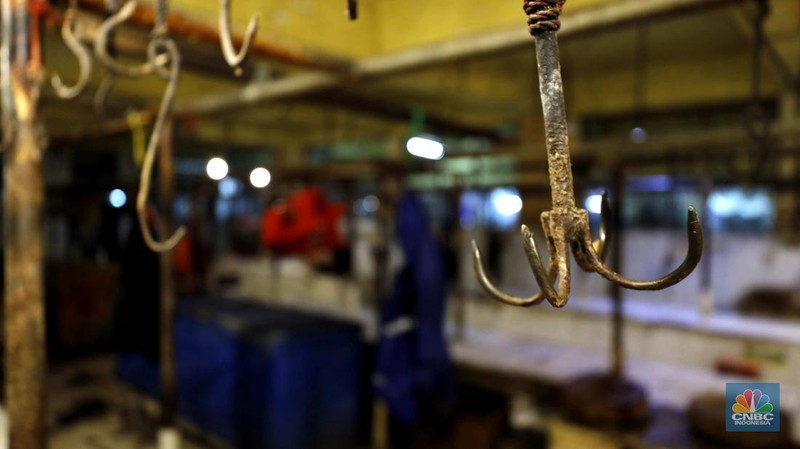 Suasana lengang di kios daging segar Pasar Kebayoran Lama, Jakarta, Kamis (22/1/2026). Kios tampak kosong lantaran sekitar 55 meja dagang yang biasanya dipenuhi pedagang daging sapi tidak berjualan. (CNBC Indonesia/Tri Susilo)