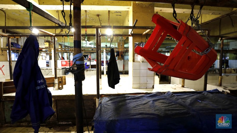 Suasana lengang di kios daging segar Pasar Kebayoran Lama, Jakarta, Kamis (22/1/2026). Kios tampak kosong lantaran sekitar 55 meja dagang yang biasanya dipenuhi pedagang daging sapi tidak berjualan. (CNBC Indonesia/Tri Susilo)