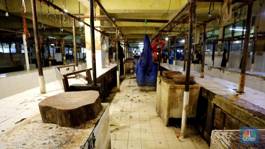 Suasana lengang di kios daging segar Pasar Kebayoran Lama, Jakarta, Kamis (22/1/2026). Kios tampak kosong lantaran sekitar 55 meja dagang yang biasanya dipenuhi pedagang daging sapi tidak berjualan. (CNBC Indonesia/Tri Susilo)