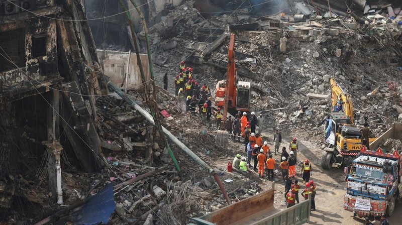 Pemandangan pasca-kebakaran besar yang terjadi di pusat perbelanjaan Gul Plaza di Karachi, Pakistan, 22 Januari 2026. (REUTERS/Akhtar Soomro)