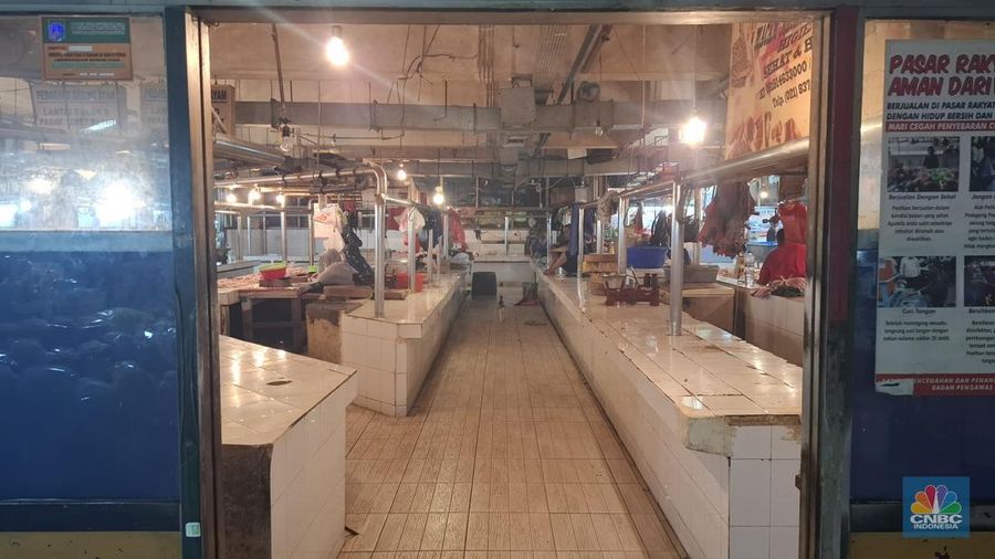 Pedagang daging sapi tampak mulai melakukan aksi mogok berjualan mulai Kamis (22/1/2026) hingga tiga hari kedepan, di mana aksi ini merupakan bentuk kekecewaan pedagang akibat stok yang tersedia terbatas. (CNBC Indonesia/Chandra)