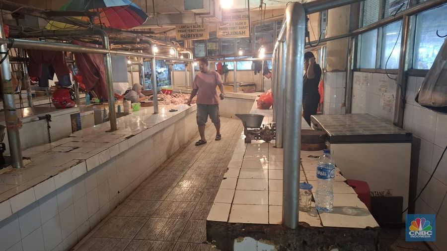 Pedagang daging sapi tampak mulai melakukan aksi mogok berjualan mulai Kamis (22/1/2026) hingga tiga hari kedepan, di mana aksi ini merupakan bentuk kekecewaan pedagang akibat stok yang tersedia terbatas. (CNBC Indonesia/Chandra)
