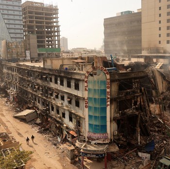 Kebakaran Dahsyat Lalap Mal: Gedung Hangus dan Hancur, Puluhan Tewas