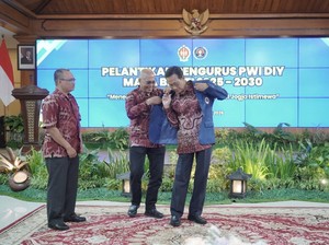 Sultan HB X Dianugerahi Anggota Kehormatan oleh PWI Pusat