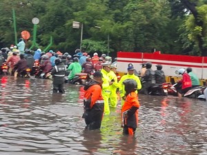 Banjir di Sejumlah Titik di Jakarta, Polantas Berjibaku Atur Lalin