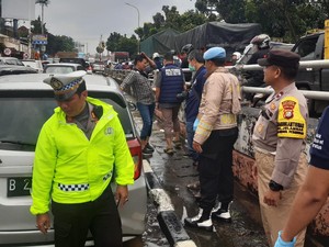 Pengemudi Ditemukan Meninggal dalam Mobil di Jalanan Jakbar