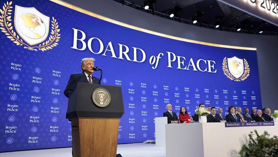 Presiden AS Donald Trump berbicara saat pengumuman piagam untuk inisiatif Dewan Perdamaiannya yang bertujuan untuk menyelesaikan konflik global, bersamaan dengan Forum Ekonomi Dunia (WEF) ke-56, di Davos, Swiss, 22 Januari 2026. (REUTERS/Jonathan Ernst)