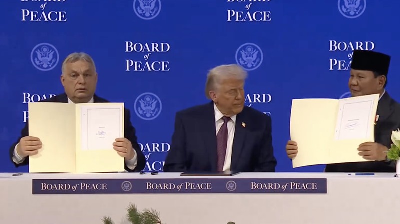 Menantu Presiden AS Donald Trump, Jared Kushner, ikut serta dalam pengumuman piagam untuk inisiatif Dewan Perdamaian Presiden AS Donald Trump yang bertujuan untuk menyelesaikan konflik global, bersamaan dengan Forum Ekonomi Dunia (WEF) ke-56, di Davos, Swiss, 22 Januari 2026. (REUTERS/Denis Balibouse)