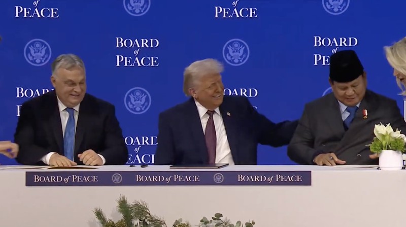 Menantu Presiden AS Donald Trump, Jared Kushner, ikut serta dalam pengumuman piagam untuk inisiatif Dewan Perdamaian Presiden AS Donald Trump yang bertujuan untuk menyelesaikan konflik global, bersamaan dengan Forum Ekonomi Dunia (WEF) ke-56, di Davos, Swiss, 22 Januari 2026. (REUTERS/Denis Balibouse)