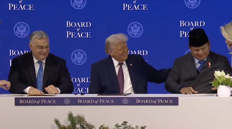 Menantu Presiden AS Donald Trump, Jared Kushner, ikut serta dalam pengumuman piagam untuk inisiatif Dewan Perdamaian Presiden AS Donald Trump yang bertujuan untuk menyelesaikan konflik global, bersamaan dengan Forum Ekonomi Dunia (WEF) ke-56, di Davos, Swiss, 22 Januari 2026. (REUTERS/Denis Balibouse)