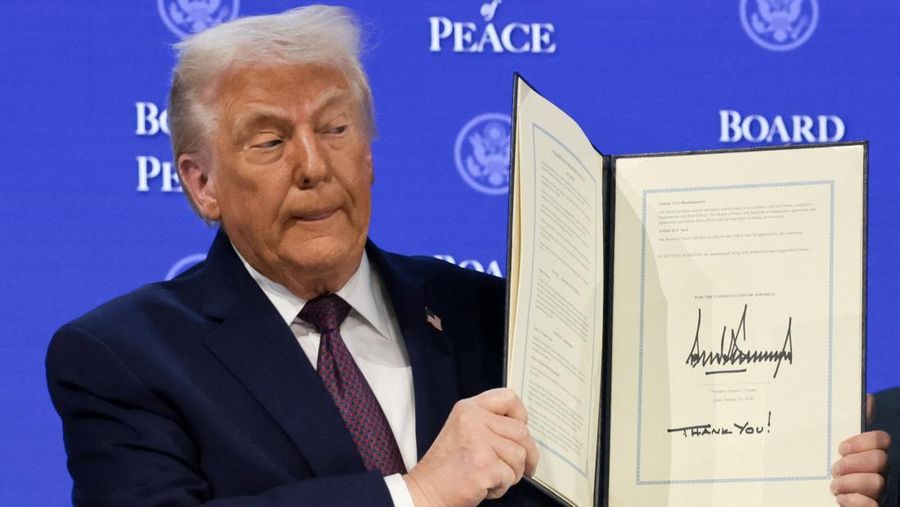 Presiden AS Donald Trump memegang Piagam Dewan Perdamaian yang telah ditandatangani, saat ia mengikuti pengumuman piagam untuk inisiatif Dewan Perdamaiannya yang bertujuan untuk menyelesaikan konflik global, bersamaan dengan Forum Ekonomi Dunia (WEF) ke-56, di Davos, Swiss, 22 Januari 2026. (REUTERS/Jonathan Ernst)