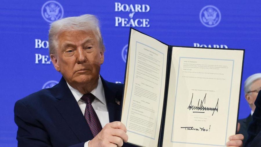 Presiden AS Donald Trump memegang Piagam Dewan Perdamaian yang telah ditandatangani, saat ia mengikuti pengumuman piagam untuk inisiatif Dewan Perdamaiannya yang bertujuan untuk menyelesaikan konflik global, bersamaan dengan Forum Ekonomi Dunia (WEF) ke-56, di Davos, Swiss, 22 Januari 2026. (REUTERS/Jonathan Ernst)