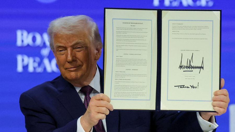 Presiden AS Donald Trump memegang Piagam Dewan Perdamaian yang telah ditandatangani, saat ia mengikuti pengumuman piagam untuk inisiatif Dewan Perdamaiannya yang bertujuan untuk menyelesaikan konflik global, bersamaan dengan Forum Ekonomi Dunia (WEF) ke-56, di Davos, Swiss, 22 Januari 2026. (REUTERS/Denis Balibouse)