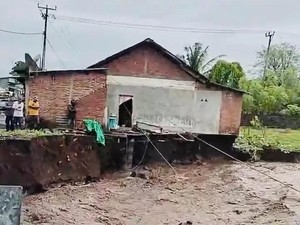 Hujan-Angin Terjang Dompu, 2 Rumah Warga Rusak Berat