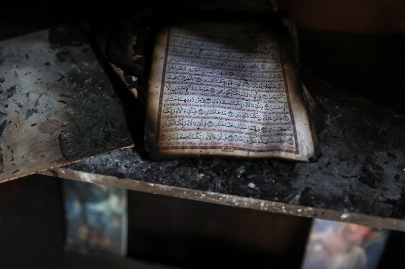 Bus-bus yang dibakar selama protes di Iran, di Teheran, Iran, 21 Januari 2026. (Majid Asgaripour/WANA (West Asia News Agency) via REUTERS)