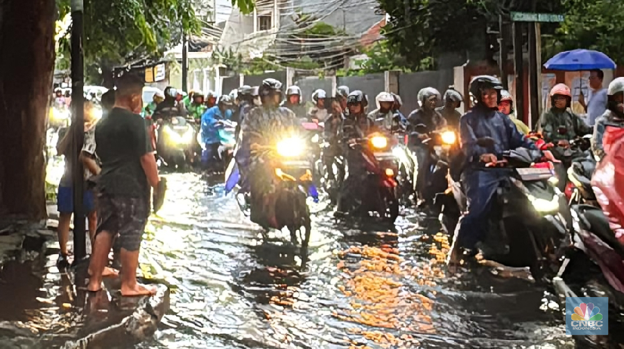 Sejumlah kendaraan melintasi Jalan DI Pandjaitan, Jakarta Timur yang hingga sore hari masih terendam banjir, menyebabkan arus lalu lintas di sekitar lokasi mengalami kemacetan, Kamis (22/1/2026). (CNBC Indonesia/Dara Randa)