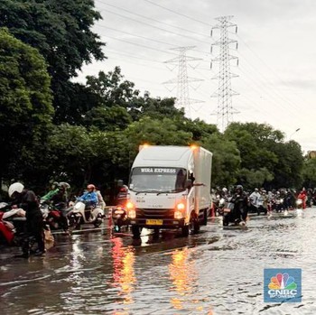 Cawang Banjir Lagi, Banyak Kendaraan Putar Arah