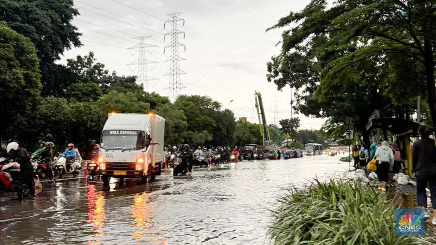 Sejumlah kendaraan melintasi Jalan DI Pandjaitan, Jakarta Timur yang hingga sore hari masih terendam banjir, menyebabkan arus lalu lintas di sekitar lokasi mengalami kemacetan, Kamis (22/1/2026). (CNBC Indonesia/Dara Randa)