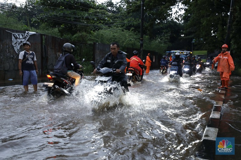 Sejumlah pengendara terjebak kemacetan di Jalan Bintaro Permai, Pesanggrahan, Jakarta, Kamis (22/1/2026). (CNBC Indonesia/Tri Susilo)
