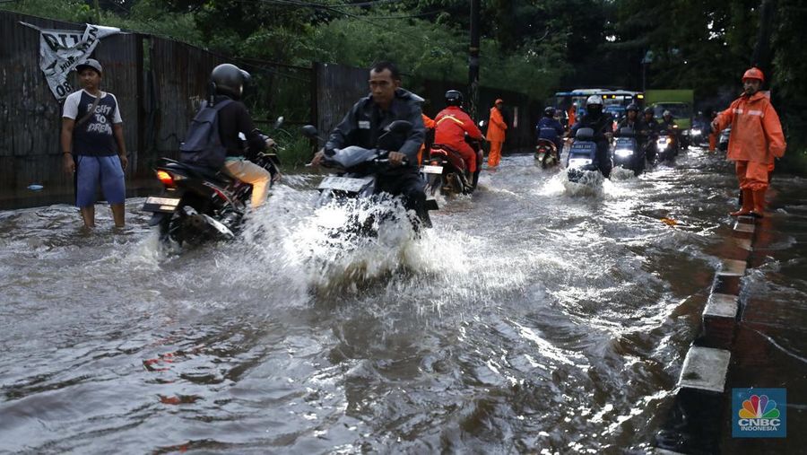 Sejumlah pengendara terjebak kemacetan di Jalan Bintaro Permai, Pesanggrahan, Jakarta, Kamis (22/1/2026). (CNBC Indonesia/Tri Susilo)