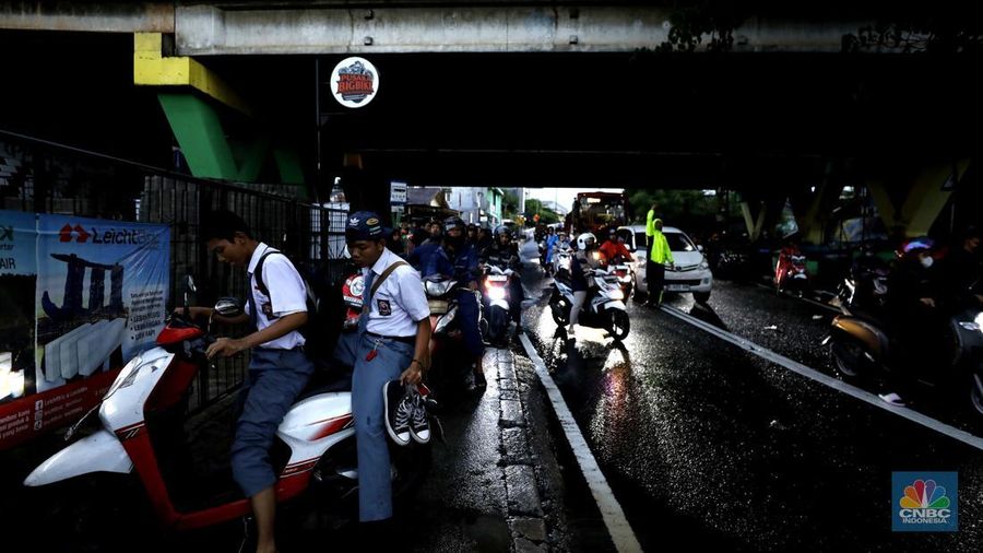 Sejumlah pengendara terjebak kemacetan di Jalan Bintaro Permai, Pesanggrahan, Jakarta, Kamis (22/1/2026). (CNBC Indonesia/Tri Susilo)