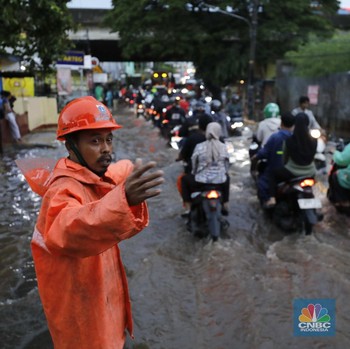 Macet Panjang! Kali Pesanggrahan Meluap, Jl Bintaro Permai Kebanjiran