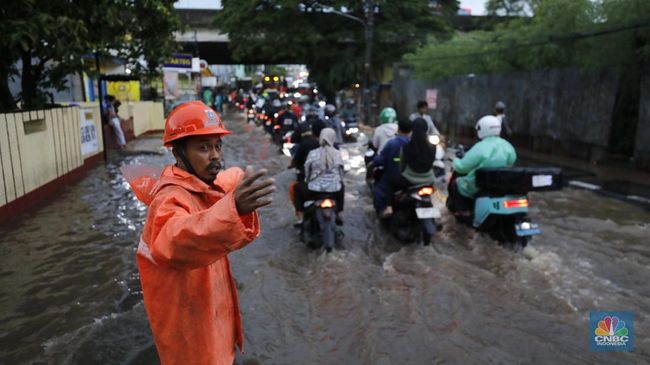 Macet Panjang! Kali Pesanggrahan Meluap, Jl Bintaro Permai Kebanjiran