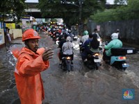 Macet Panjang! Kali Pesanggrahan Meluap, Jl Bintaro Permai Kebanjiran