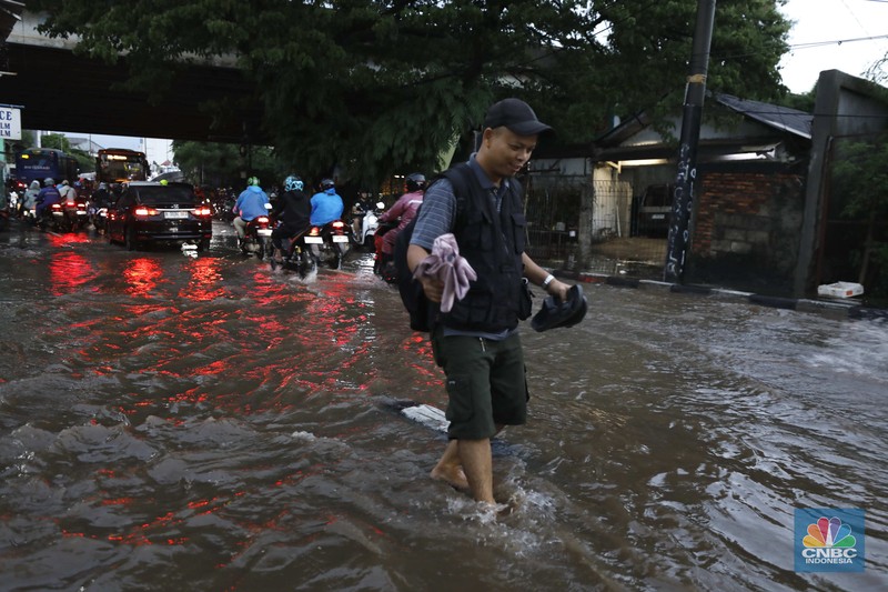 Sejumlah pengendara terjebak kemacetan di Jalan Bintaro Permai, Pesanggrahan, Jakarta, Kamis (22/1/2026). (CNBC Indonesia/Tri Susilo)