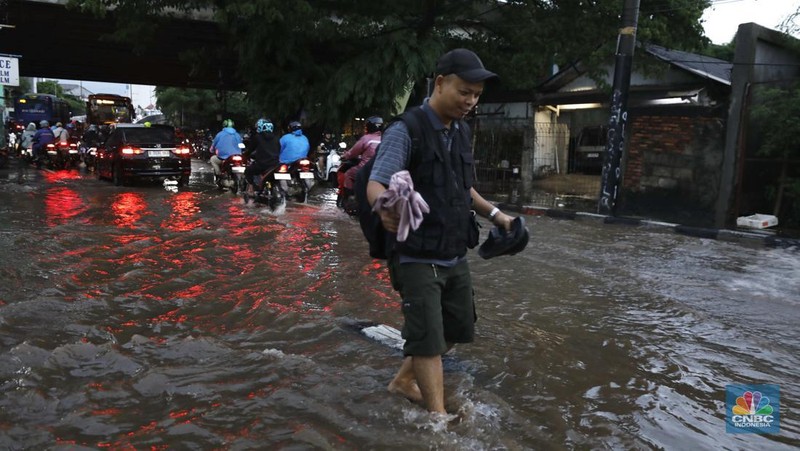 Sejumlah pengendara terjebak kemacetan di Jalan Bintaro Permai, Pesanggrahan, Jakarta, Kamis (22/1/2026). (CNBC Indonesia/Tri Susilo)