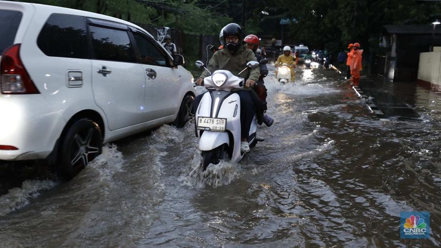 Sejumlah pengendara terjebak kemacetan di Jalan Bintaro Permai, Pesanggrahan, Jakarta, Kamis (22/1/2026). (CNBC Indonesia/Tri Susilo)