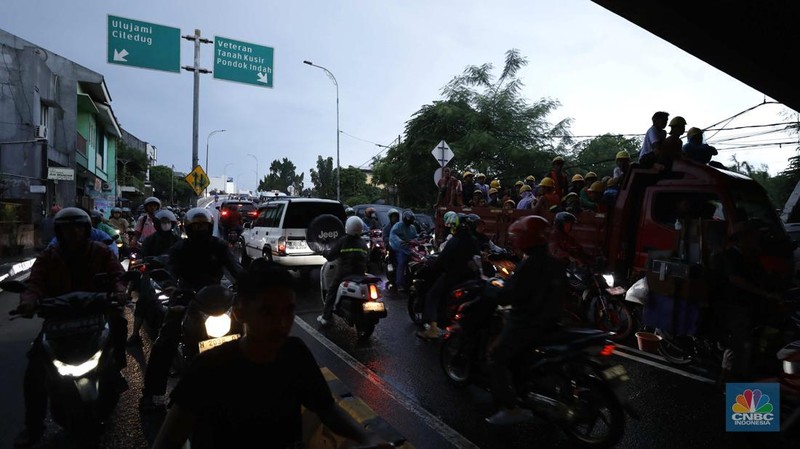 Sejumlah pengendara terjebak kemacetan di Jalan Bintaro Permai, Pesanggrahan, Jakarta, Kamis (22/1/2026). (CNBC Indonesia/Tri Susilo)