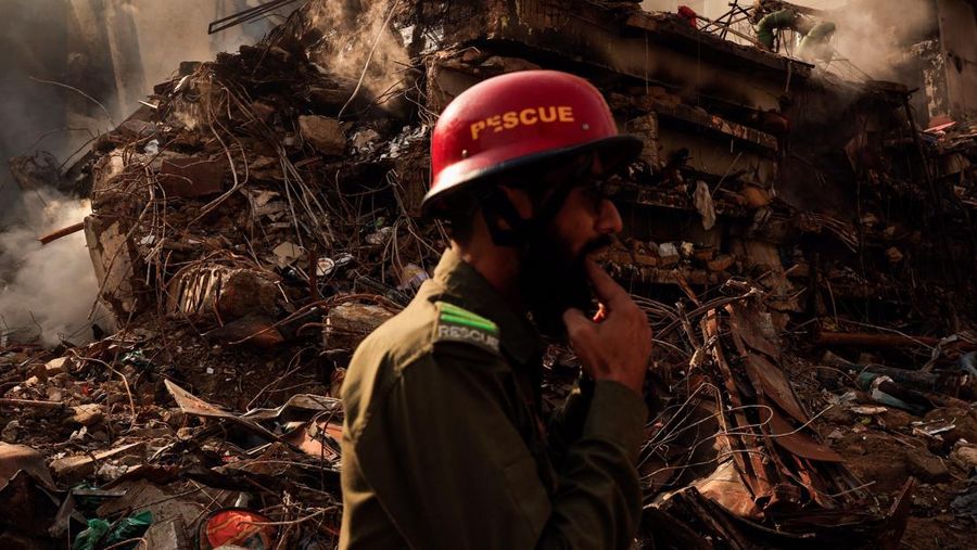 Pemandangan pasca-kebakaran besar yang terjadi di pusat perbelanjaan Gul Plaza di Karachi, Pakistan, 22 Januari 2026. (REUTERS/Akhtar Soomro)