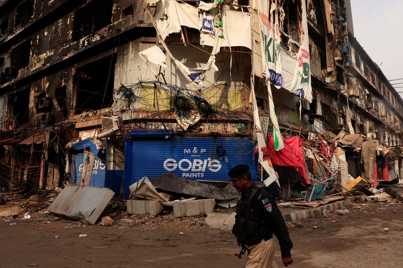 Pemandangan pasca-kebakaran besar yang terjadi di pusat perbelanjaan Gul Plaza di Karachi, Pakistan, 22 Januari 2026. (REUTERS/Akhtar Soomro)