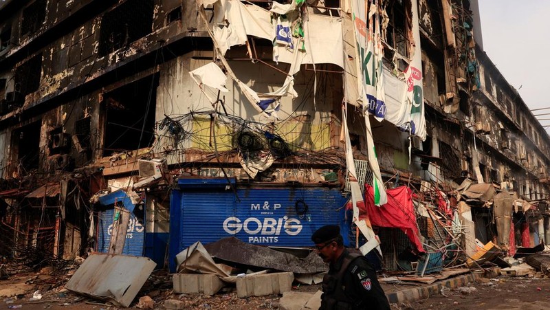 Pemandangan pasca-kebakaran besar yang terjadi di pusat perbelanjaan Gul Plaza di Karachi, Pakistan, 22 Januari 2026. (REUTERS/Akhtar Soomro)