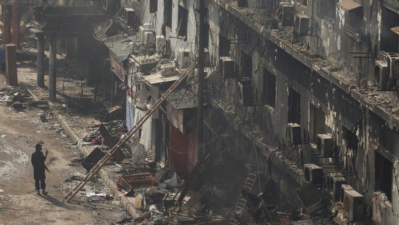 Pemandangan pasca-kebakaran besar yang terjadi di pusat perbelanjaan Gul Plaza di Karachi, Pakistan, 22 Januari 2026. (REUTERS/Akhtar Soomro)